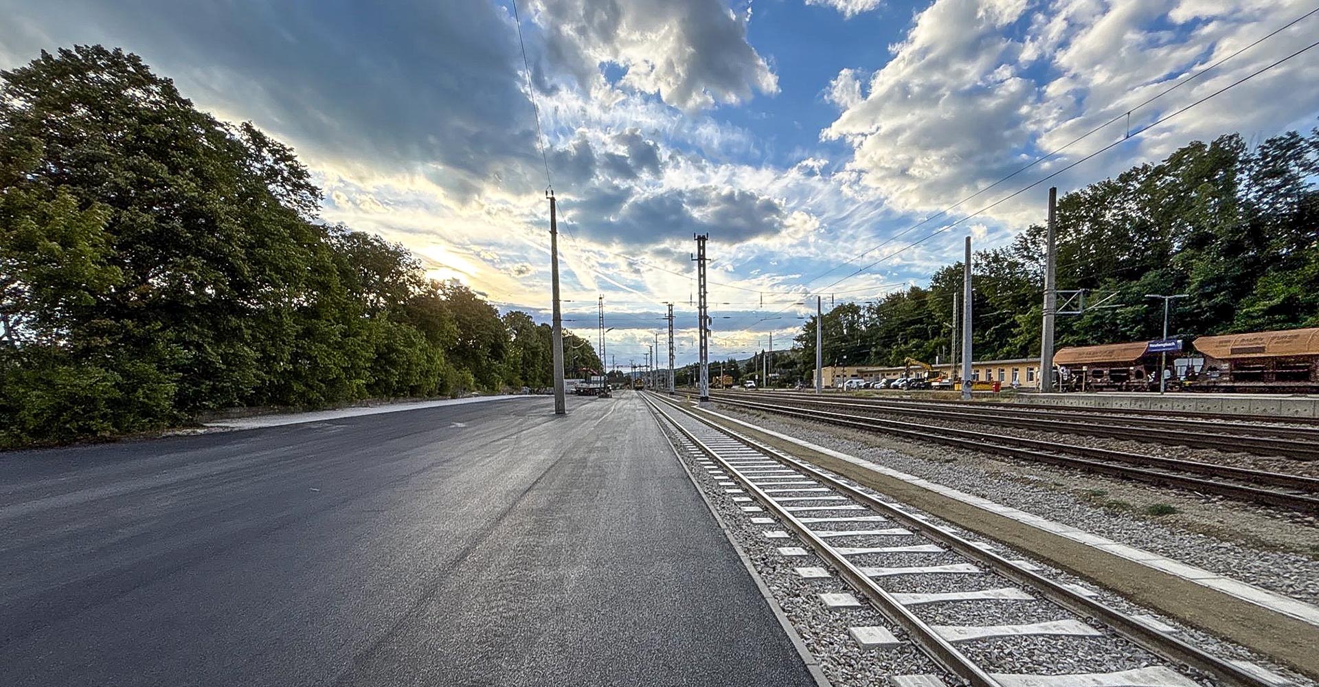 header_01 PLAN IT Bahnhof bei Sonnenaufgang