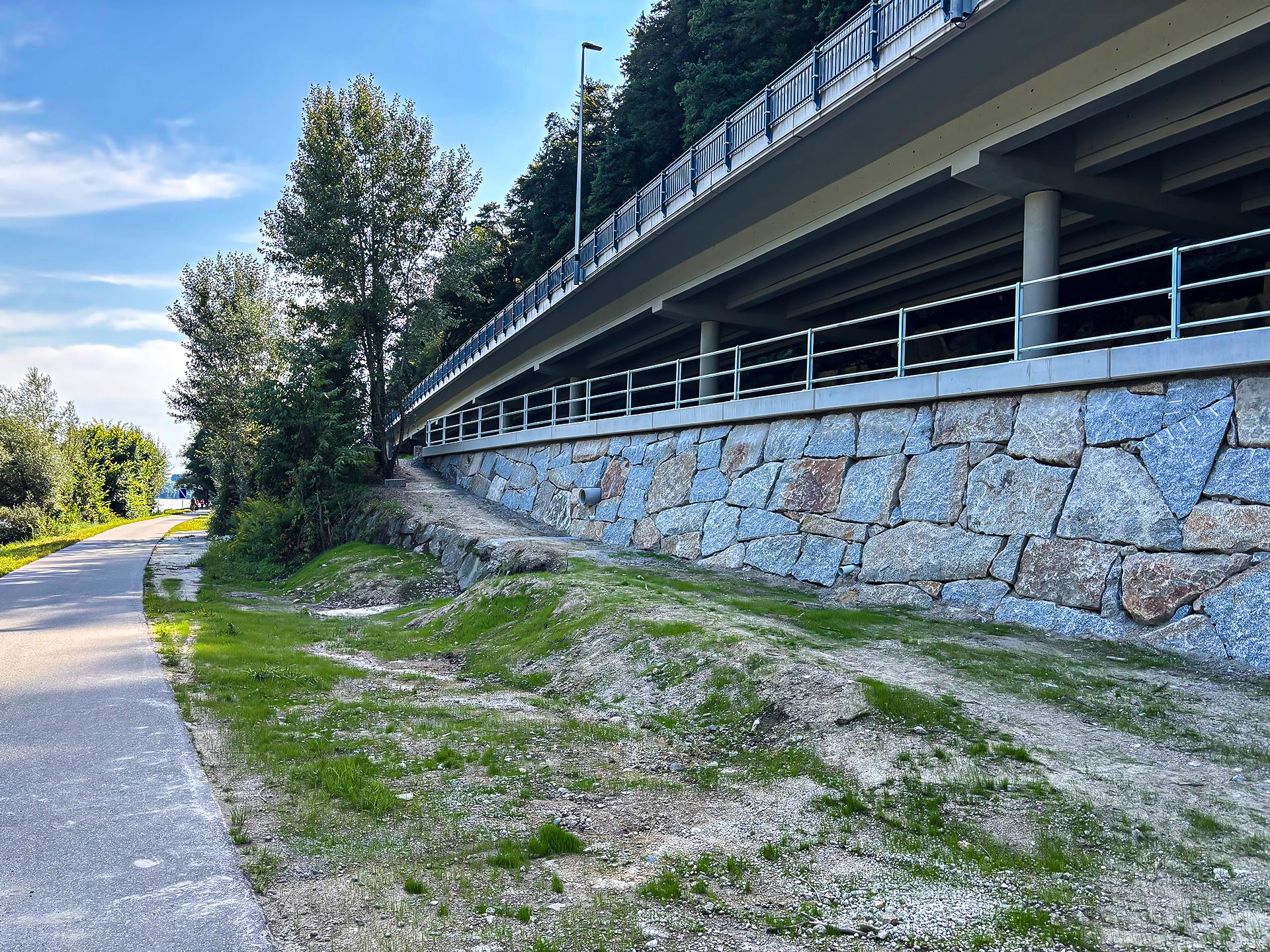mauer_grein Befestigungsmauer an Bahngleis